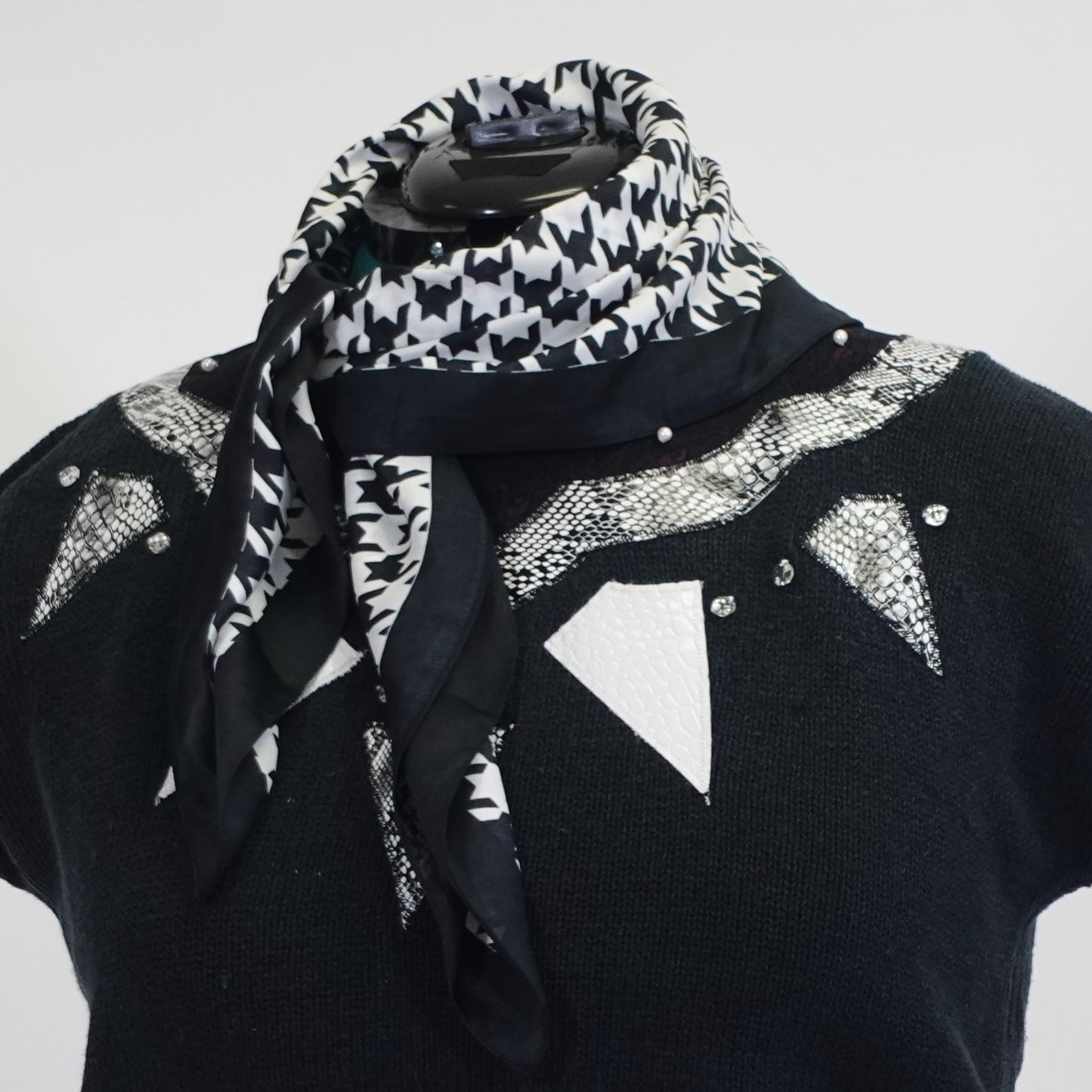 Black and White Houndstooth Neck Scarf