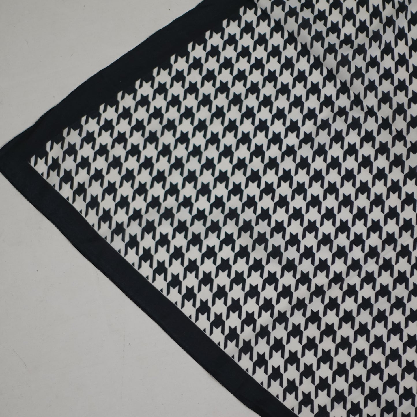 Black and White Houndstooth Neck Scarf