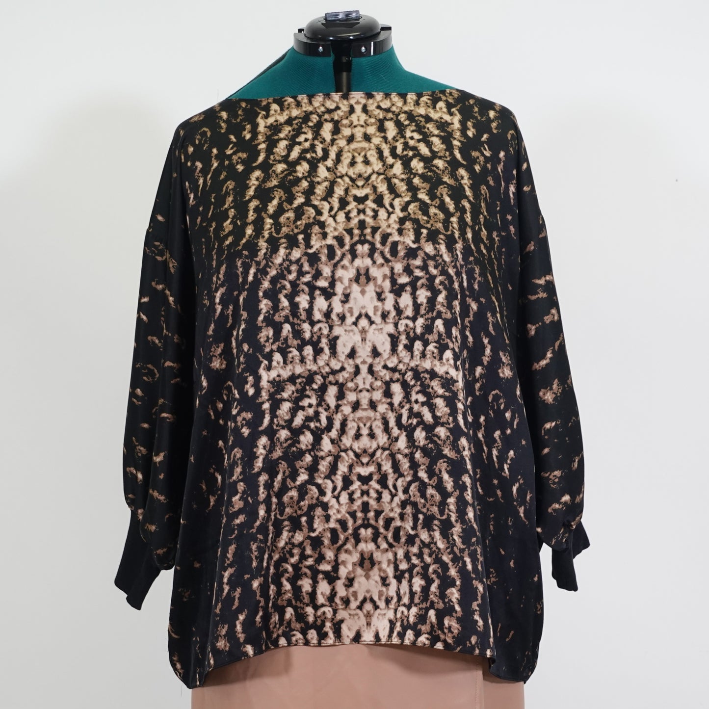 Vintage Vince Camuto Black and Beige Abstract Print Satin Top