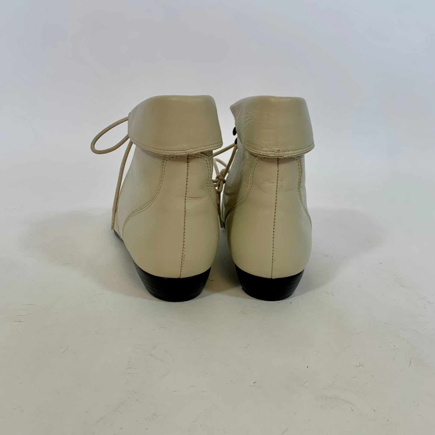 Sz 8.5 Vintage Maine Woods Off-White Leather Booties
