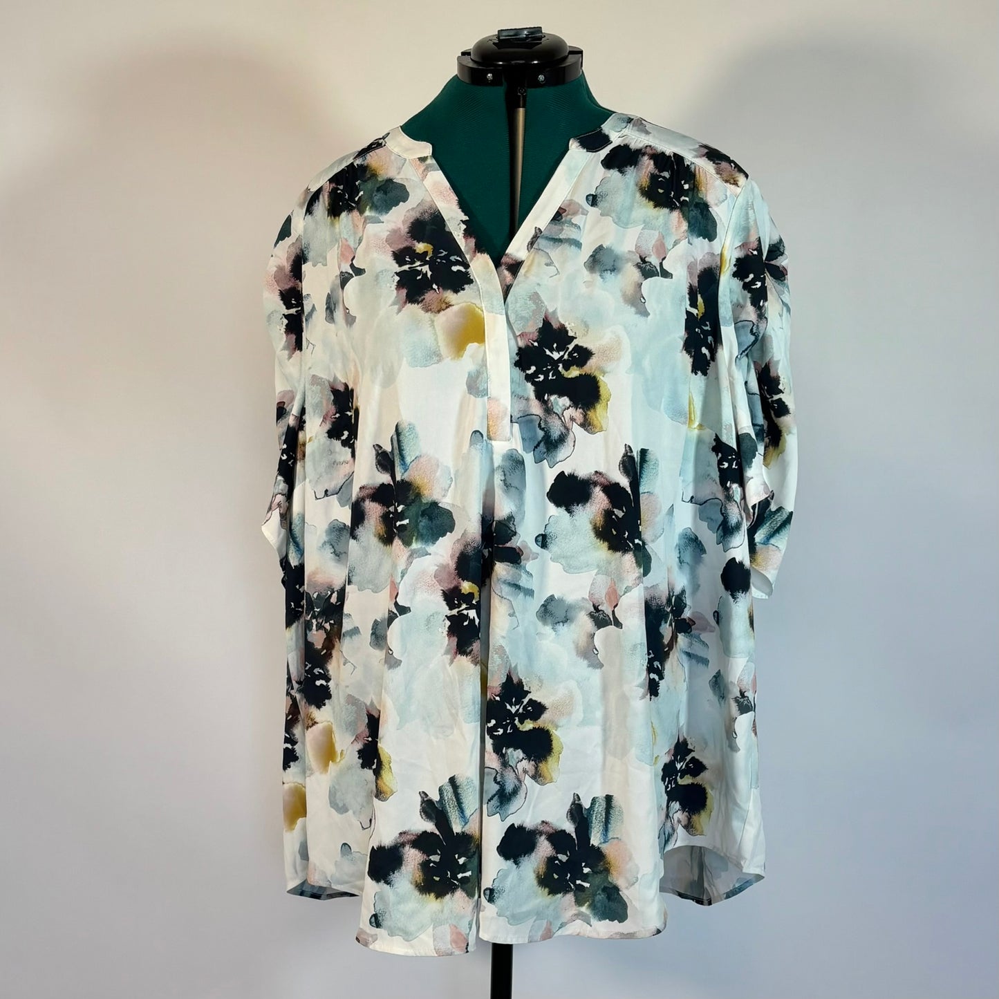 Torrid Watercolor Floral Notched V Neck Top NWT