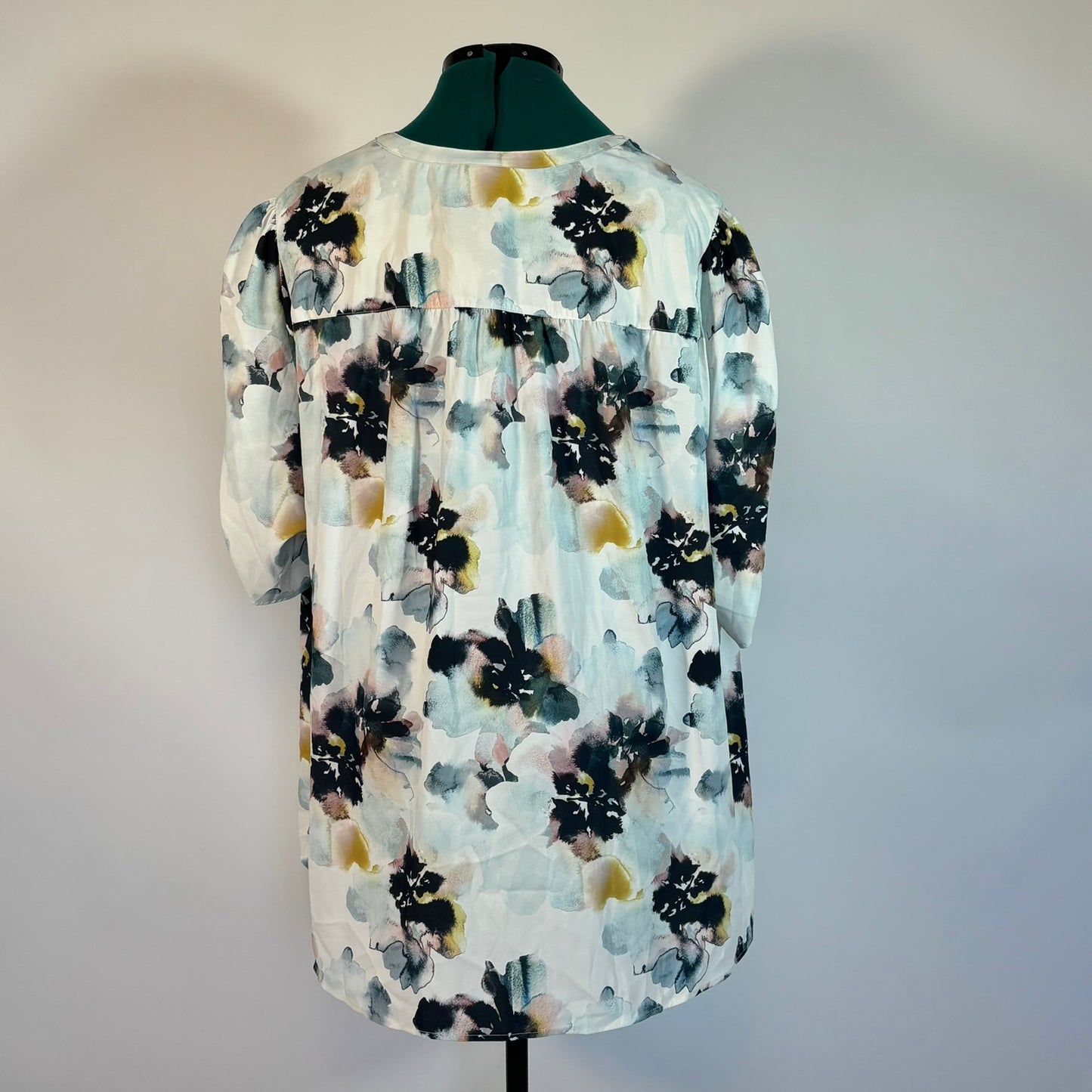 Torrid Watercolor Floral Notched V Neck Top NWT