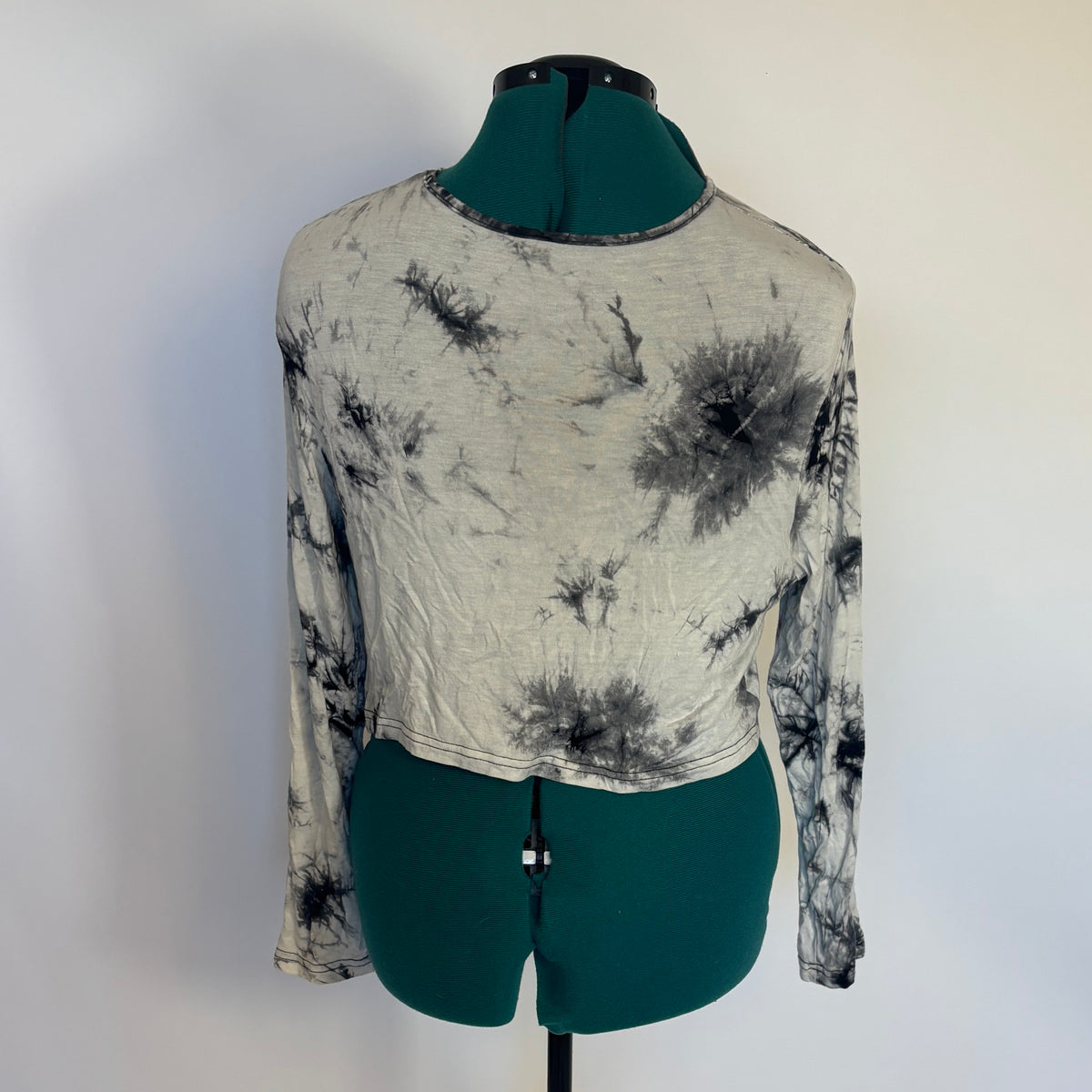 Black and White Tie-Dye Long Sleeve Crop Top