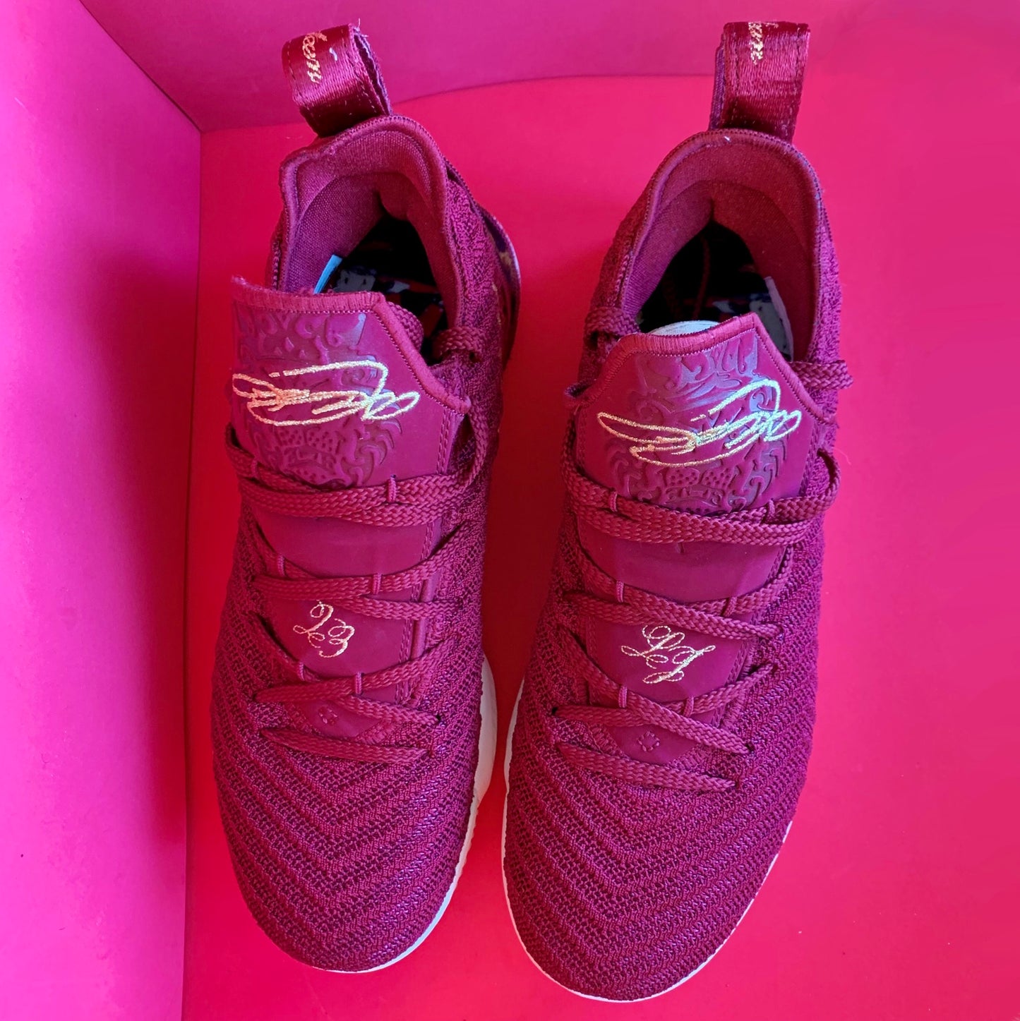 Sz 7Y Lebron XVI Team Red/Metallic Gold Sneakers