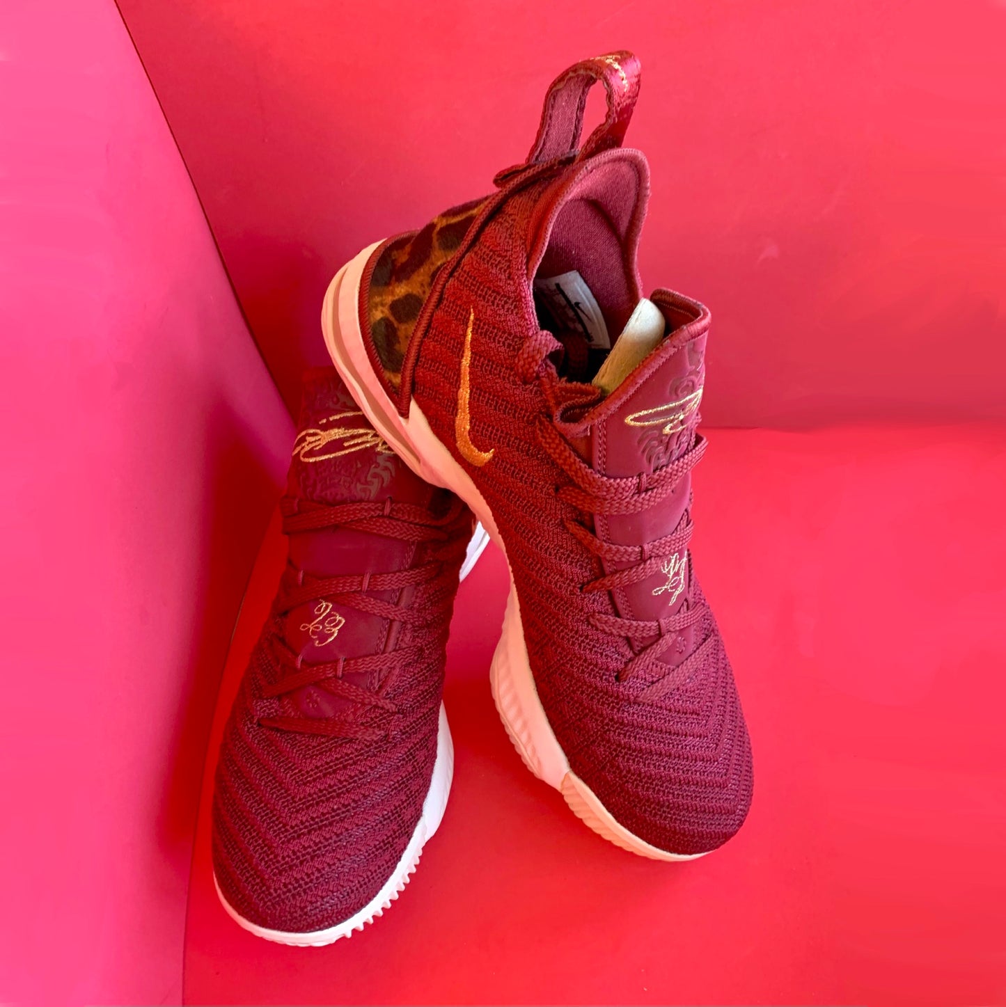 Sz 7Y Lebron XVI Team Red/Metallic Gold Sneakers