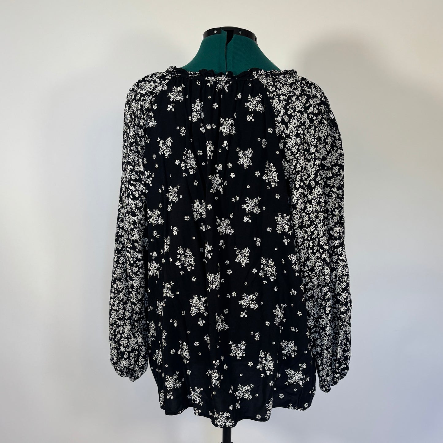 Torrid Black and White Ditsy Floral Peasant Top