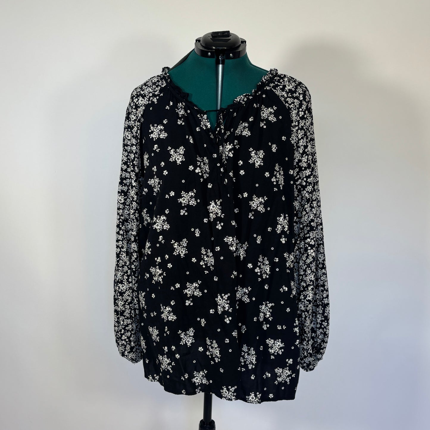 Torrid Black and White Ditsy Floral Peasant Top
