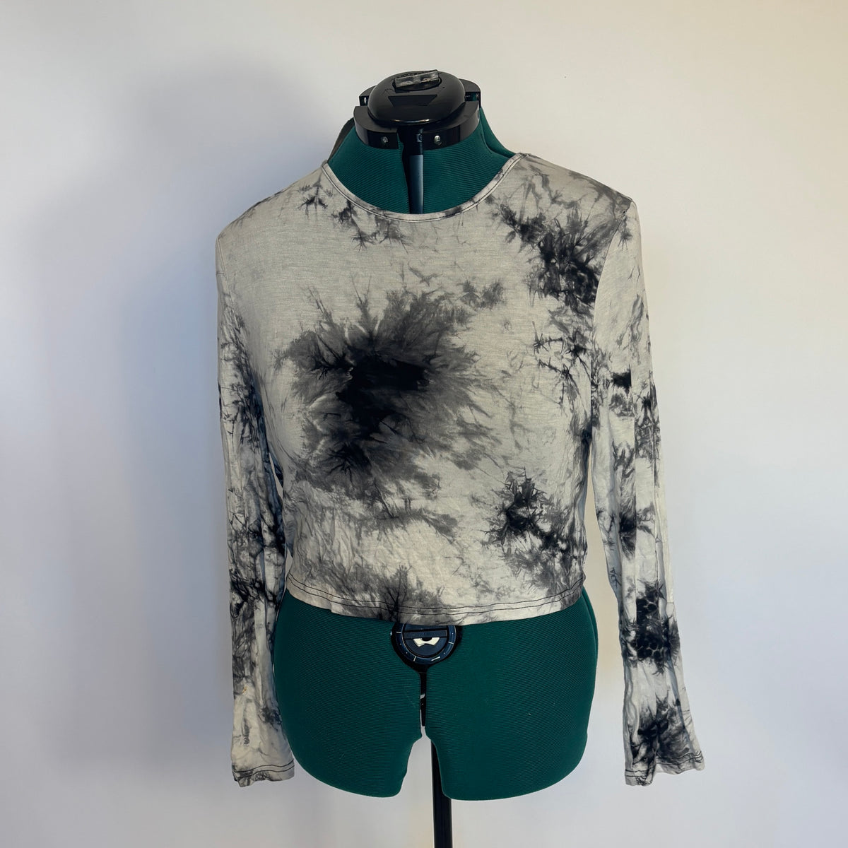 Black and White Tie-Dye Long Sleeve Crop Top